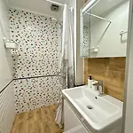 Spacious 3 Bedroom Step To Sea Garden And Beach Apartman *