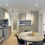 Spacious 3 Bedroom Step To Sea Garden And Beach