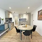 Spacious 3 Bedroom Step To Sea Garden And Beach Apartman