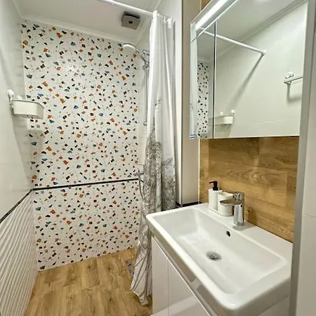 Spacious 3 Bedroom Step To Sea Garden And Apartment *