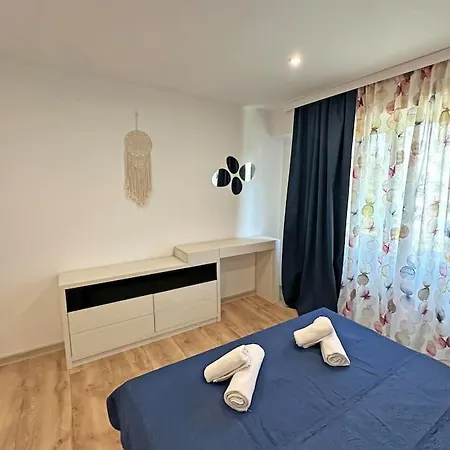 Spacious 3 Bedroom Step To Sea Garden And