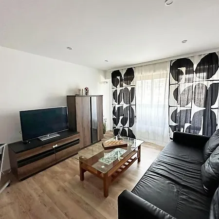 Spacious 3 Bedroom Step To Sea Garden And Beach Apartman