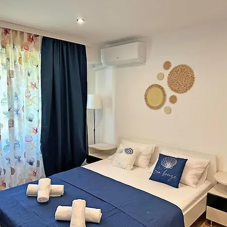 Spacious 3 Bedroom Step To Sea Garden And Apartment *